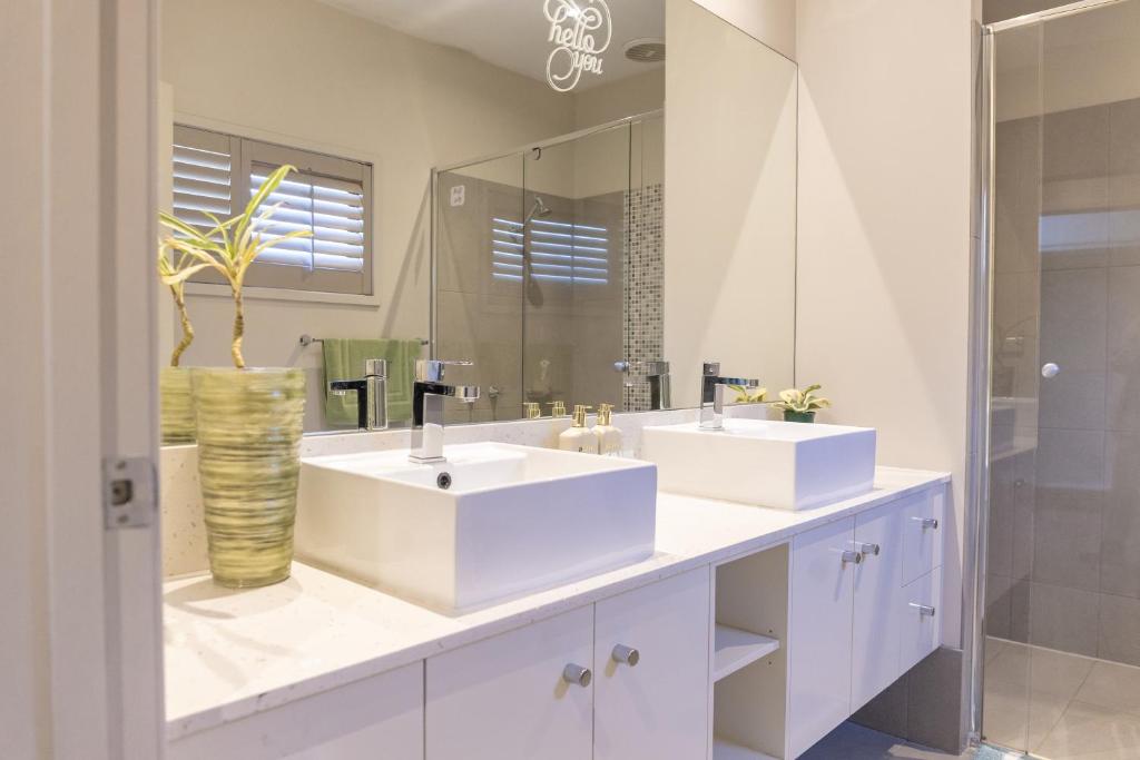 Stylish Retreat Steps from Geelong Waterfront, with Parking, Wi-Fi, AC photo 4