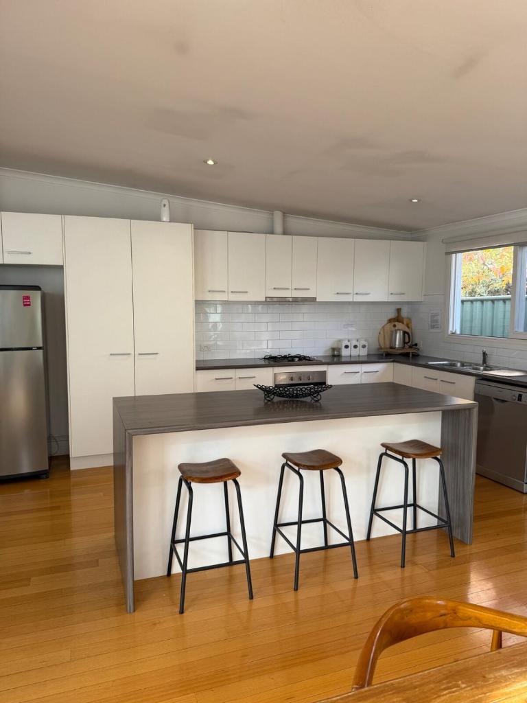Spacious self contained house walking distance-CBD photo 1