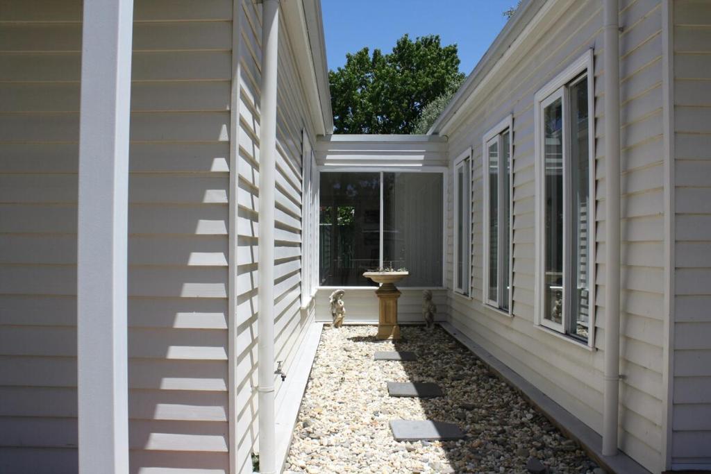 Spacious self contained house walking distance-CBD photo 3