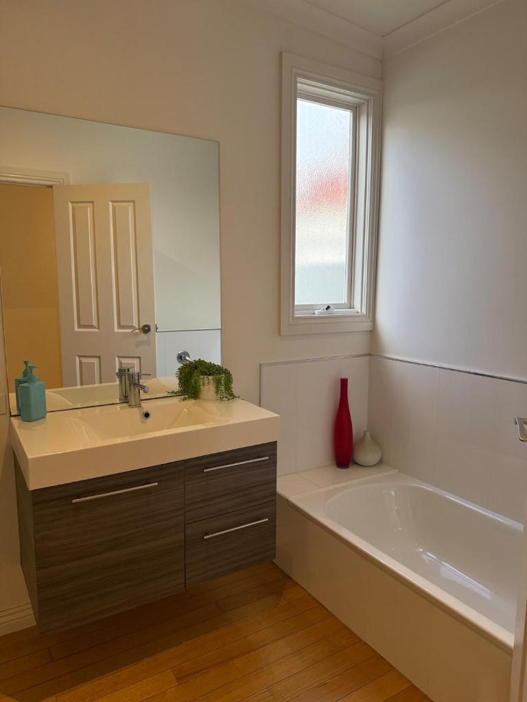 Spacious self contained house walking distance-CBD photo 4