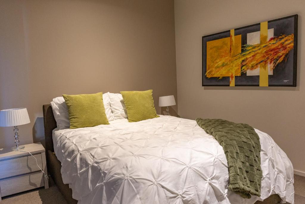 Stylish Retreat Steps from Geelong Waterfront, with Parking, Wi-Fi, AC photo 2