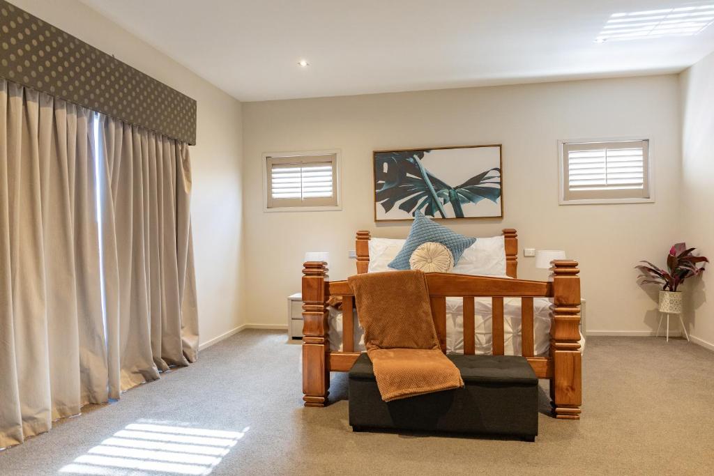 Stylish Retreat Steps from Geelong Waterfront, with Parking, Wi-Fi, AC photo 3