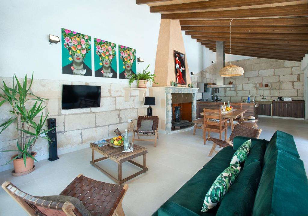 Owl Booking Villa Frida - Exclusive Holidays - Tap to explore photos