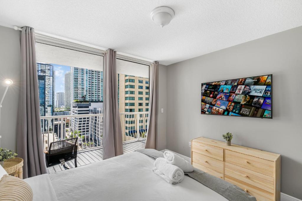 Luxurious 3BR Condo with Pool in Brickell - Tap to explore photos