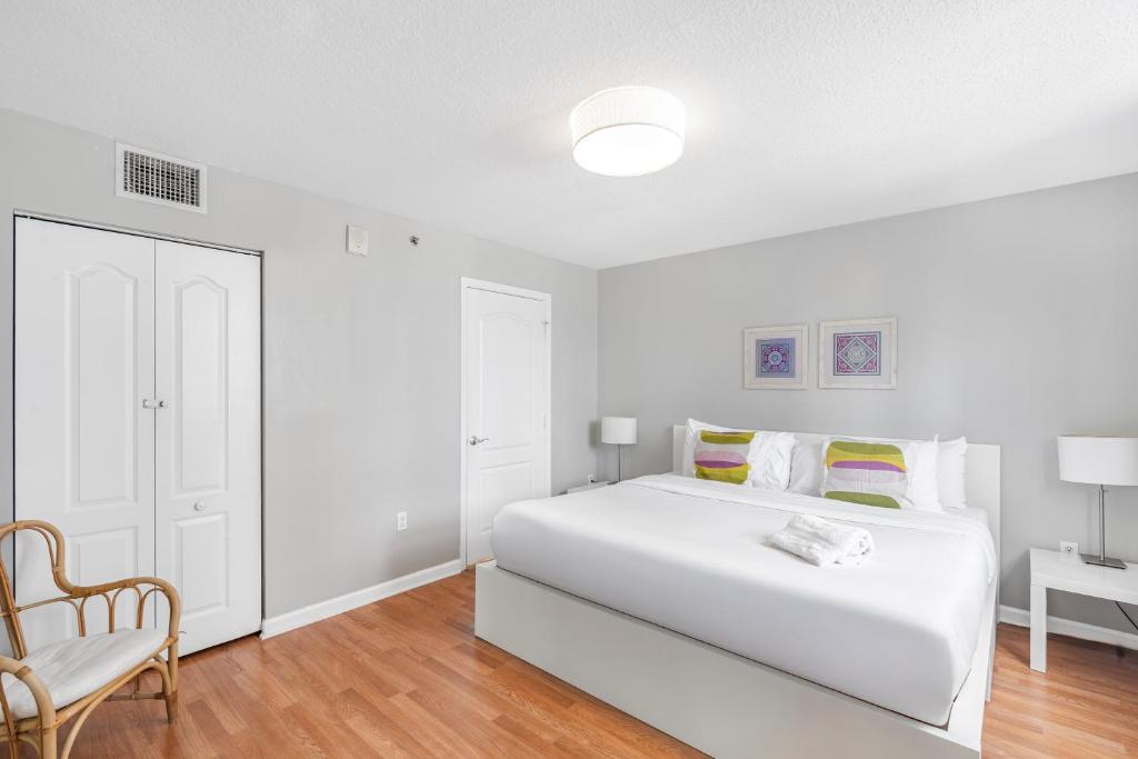 Fantastic 2BR Condo on 31st Floor Free Parking - Tap to explore photos