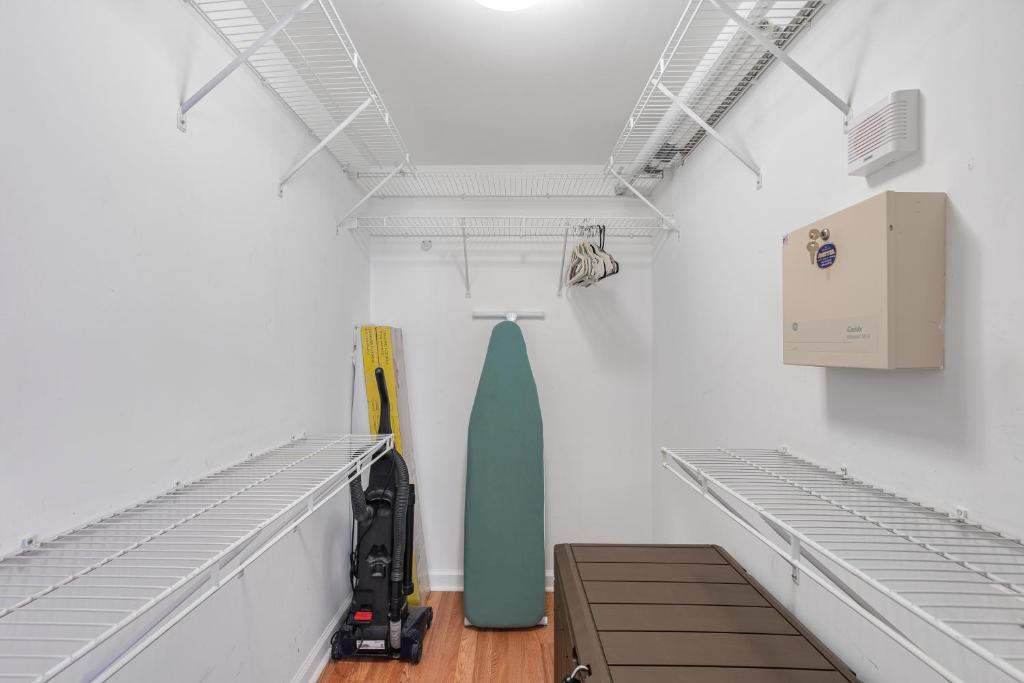 Fantastic 2BR Condo on 31st Floor Free Parking - Tap to explore photos