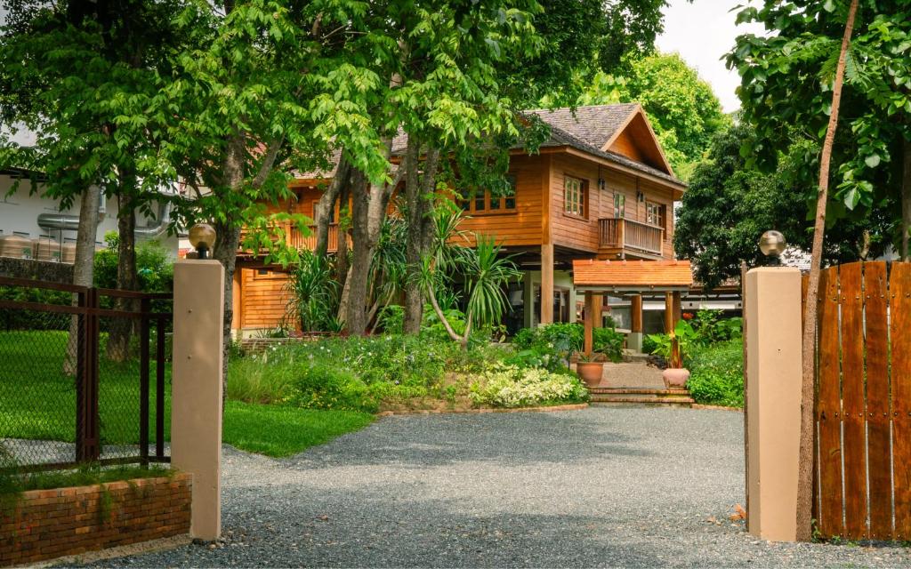 Luxury Wooden Villa in a Secret Garden Downtown, Chiang Mai