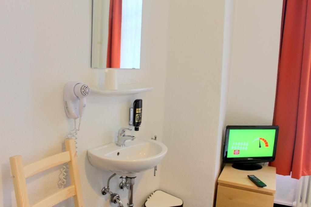 Двухместный (Двухместный номер с 1 кроватью и общей ванной комнатой), Pension Central Hostel Berlin