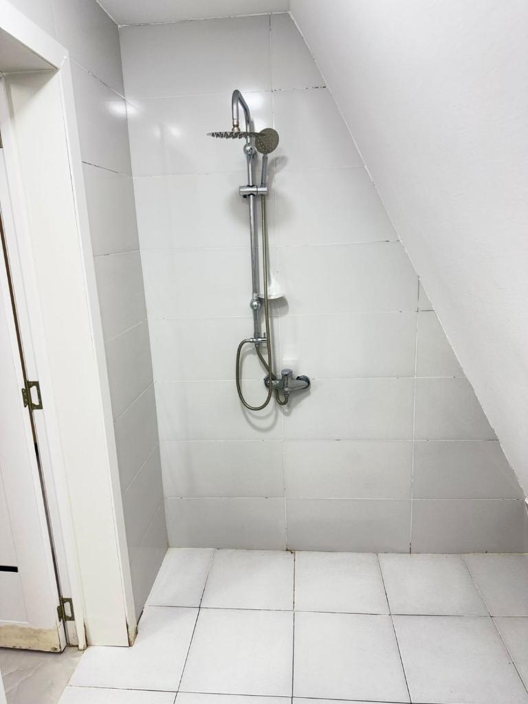 Vandam white charlet photo 2