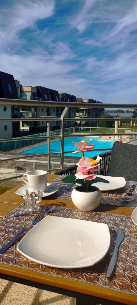 Apartment Sea heated Pool with Parking - Promenade Cannes Bredene