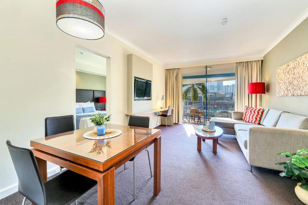 Tropical Escape with Pool, Balcony Plush King Suite