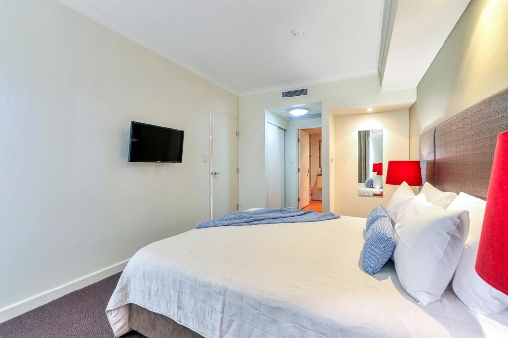 Tropical Escape with Pool, Balcony Plush King Suite photo 3