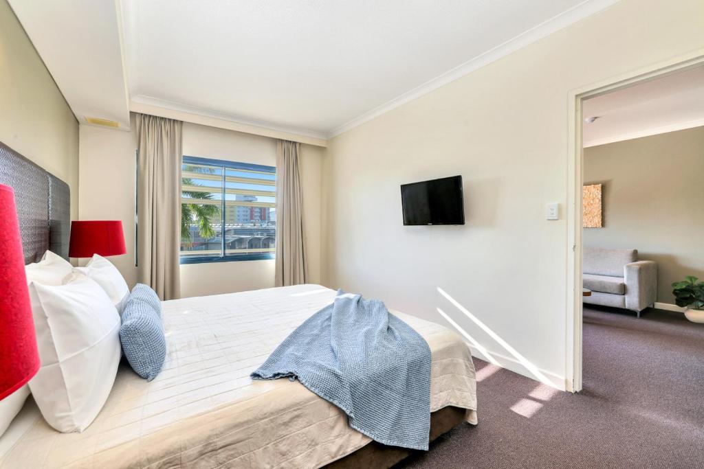 Tropical Escape with Pool, Balcony Plush King Suite photo 4