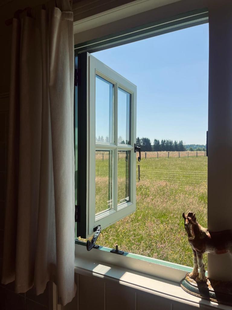 The Green Shepherd, a charming authentic cabin surrounded by beautiful countryside