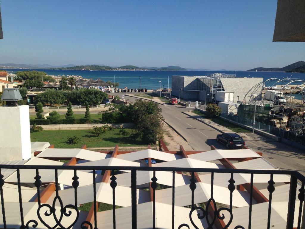 Villa Manda with sea view, 2 terraces & parking photo 3