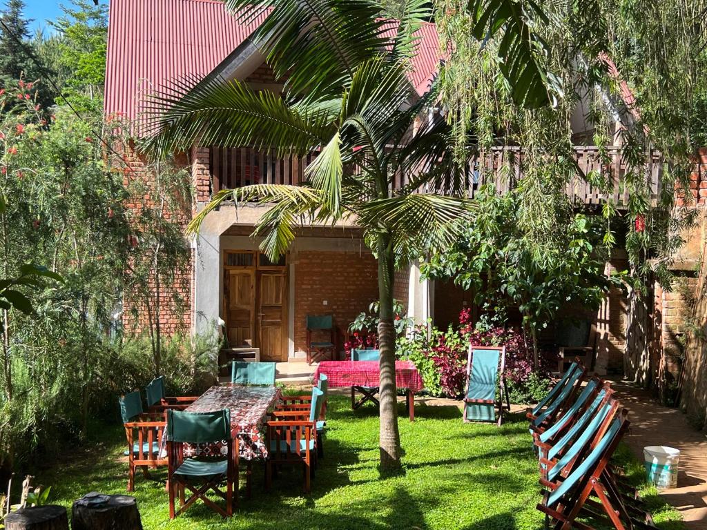 David Crater Homestay - Tap to explore photos