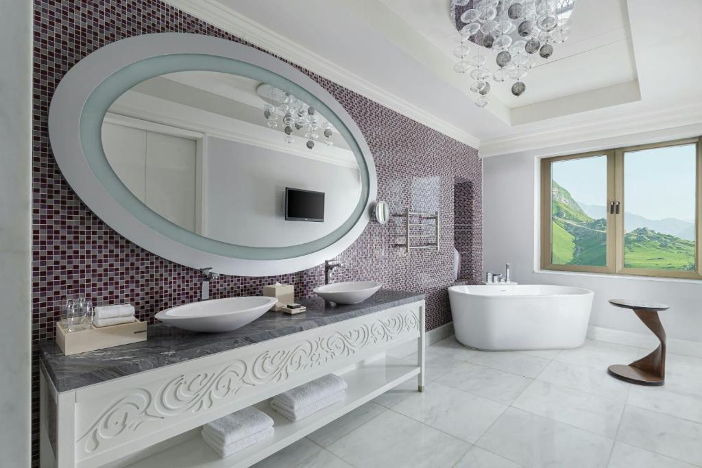 Pik Palace, Shahdag, Autograph Collection by Marriott - Tap to explore photos