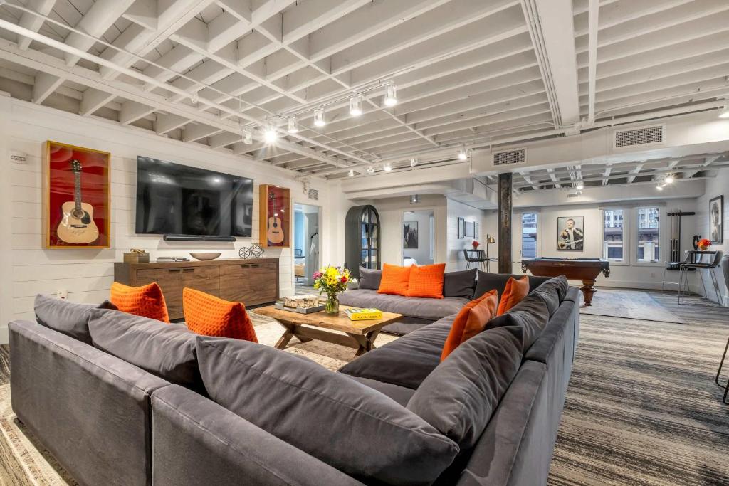 Skyline Suite with Penthouse & Rooftop Deck 6BR by Maddox Hotel - Tap to explore photos