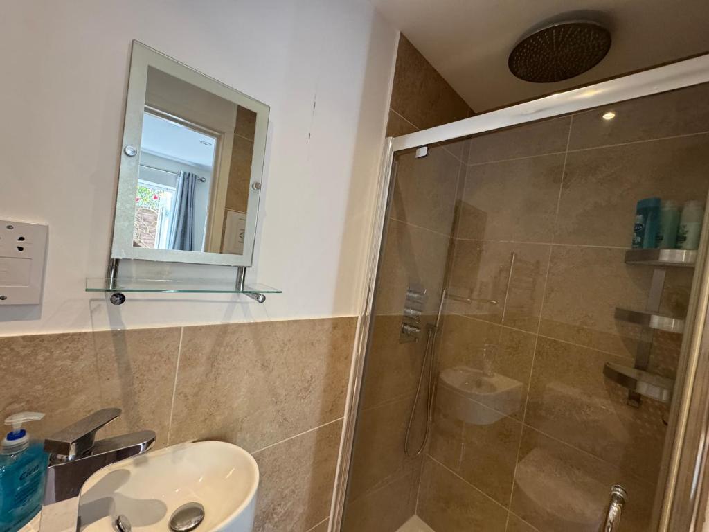 Studio-2 Staines,Heathrow, London-own entrance - Tap to explore photos