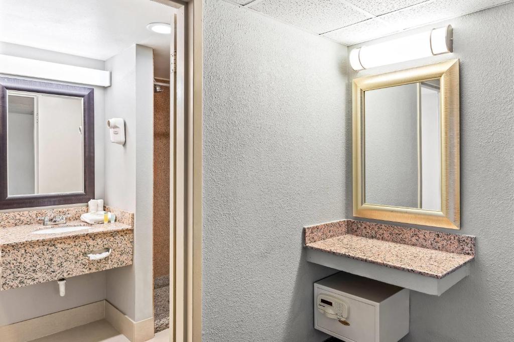Travelodge by Wyndham Bloomington Room Type - Queen Room - Non-Smoking