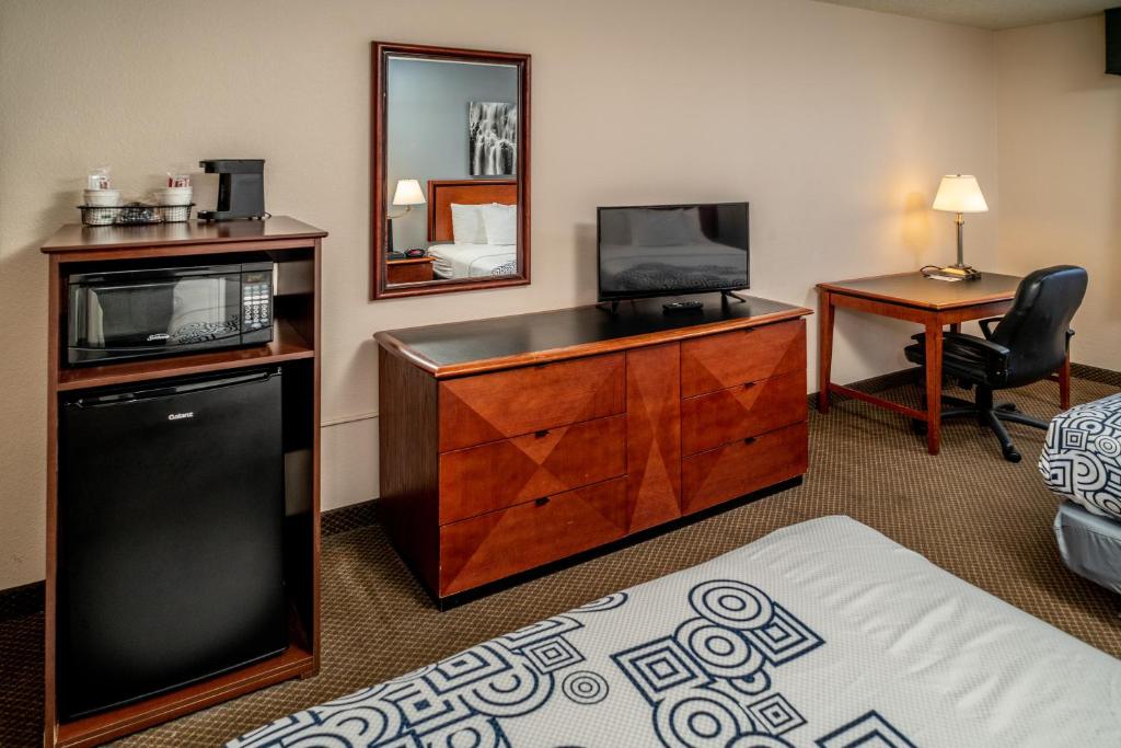 BEST WESTERN Huntington Mall Inn - Tap to explore photos