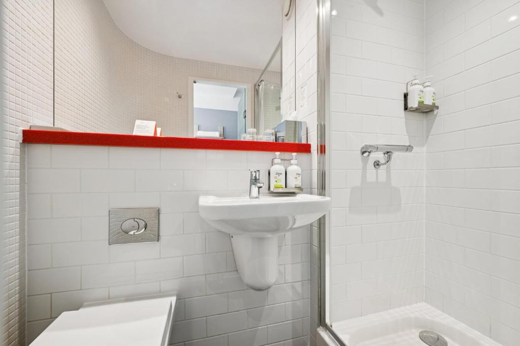 Garner Edinburgh Haymarket by IHG - Tap to explore photos