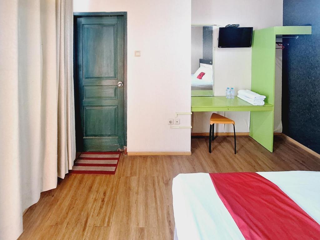 RedDoorz Syariah near Lippo Plaza Batu photo 4