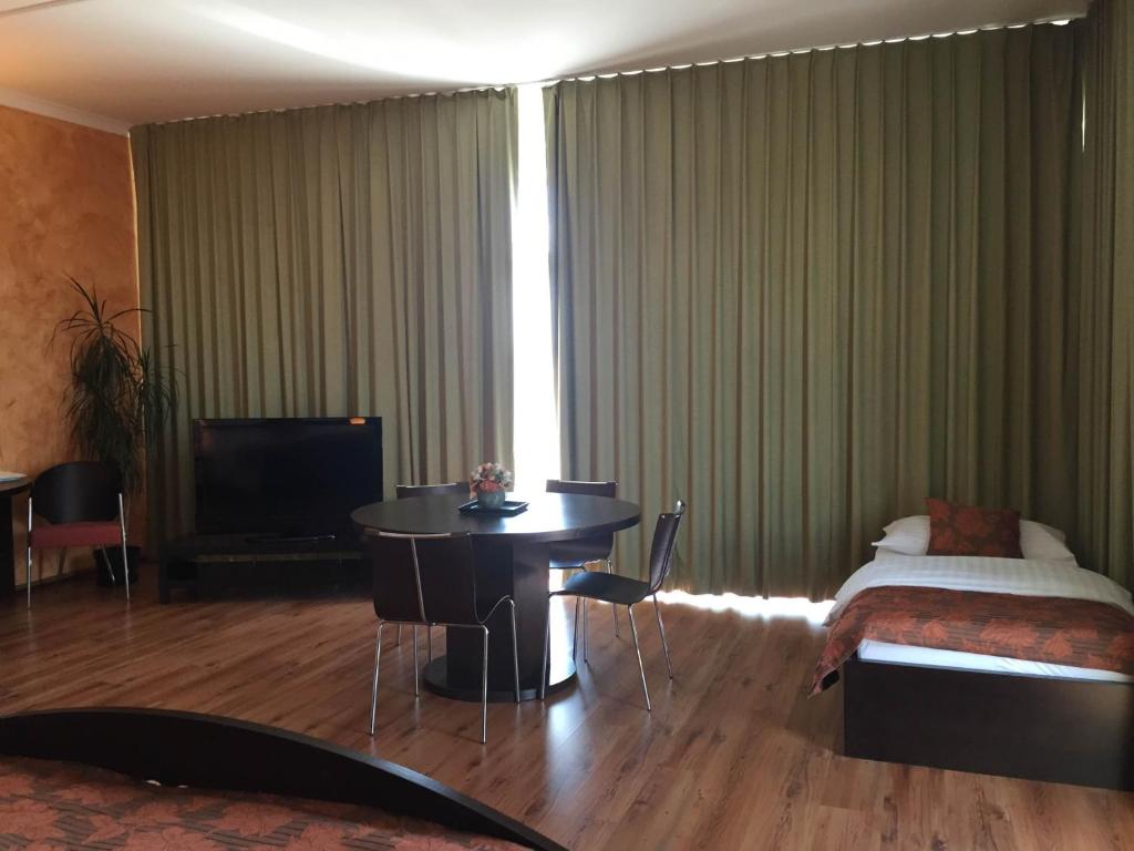 Четырехместный (Улучшенный четырехместный номер), Hotel Samaria