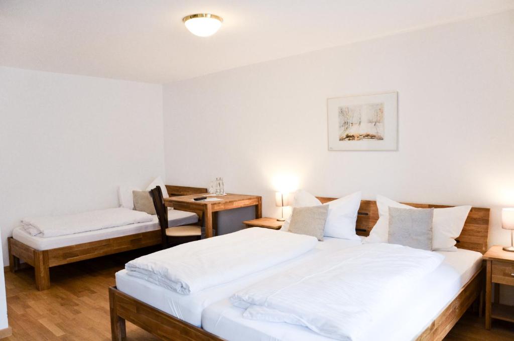 Hotel Blaue Traube Room Type - Triple Room with Bathroom