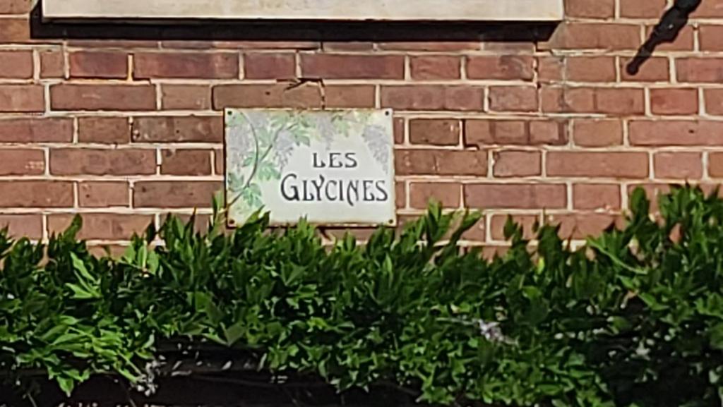 Chambres d'hotes Les Glycines et petit dejeuner, Evreux