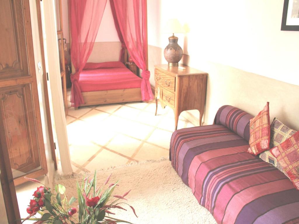 Riad Miski - Tap to explore photos