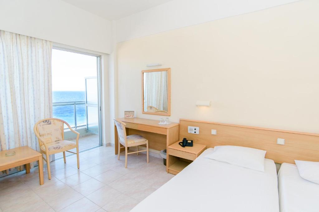 Трехместный (Стандартный номер с боковым видом на море), Hotel Riviera