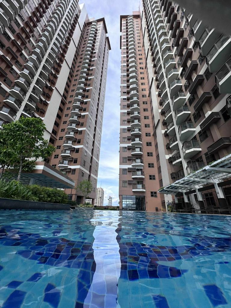 Luxury 1BR BayFront Staycation - Free Wi-Fi, Swimming POOL, Near Airport, MOA and PICC