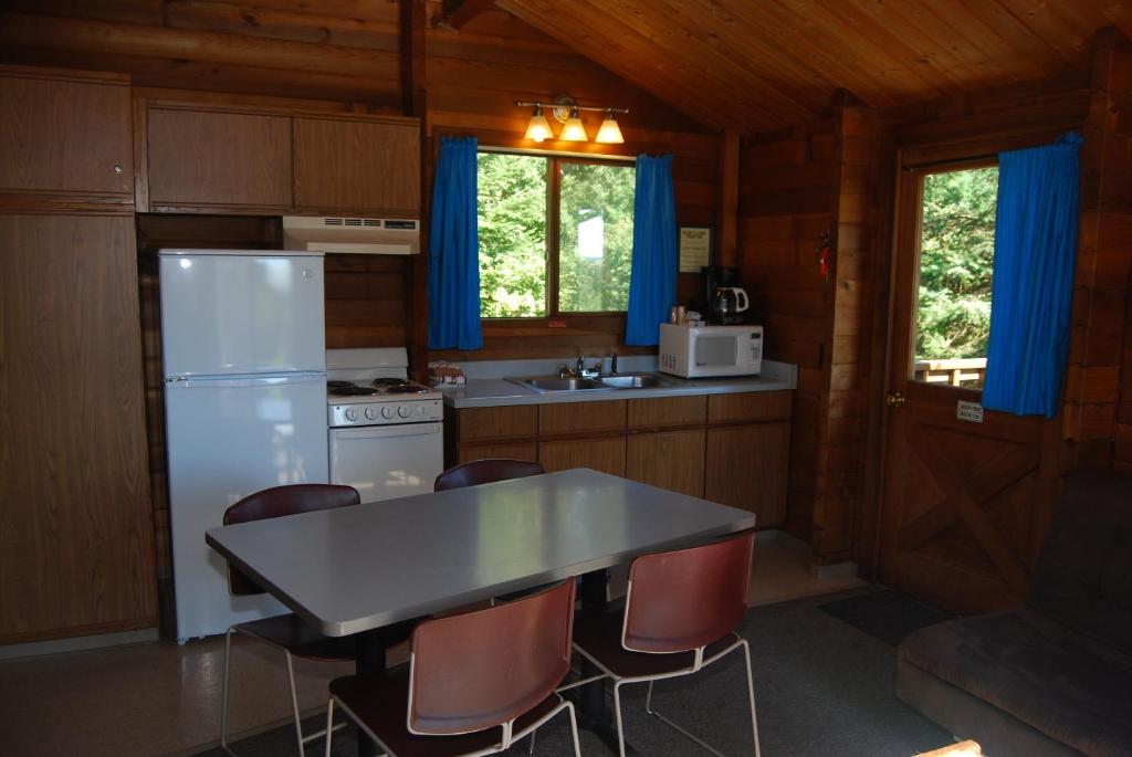 La Conner Camping Resort Beach Cabin 1 photo 3