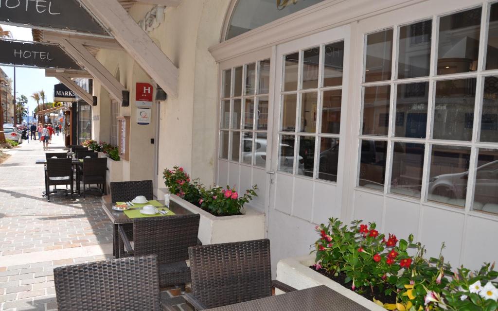 BRIT HOTEL Confort Le Revest Sainte Maxime - Tap to explore photos