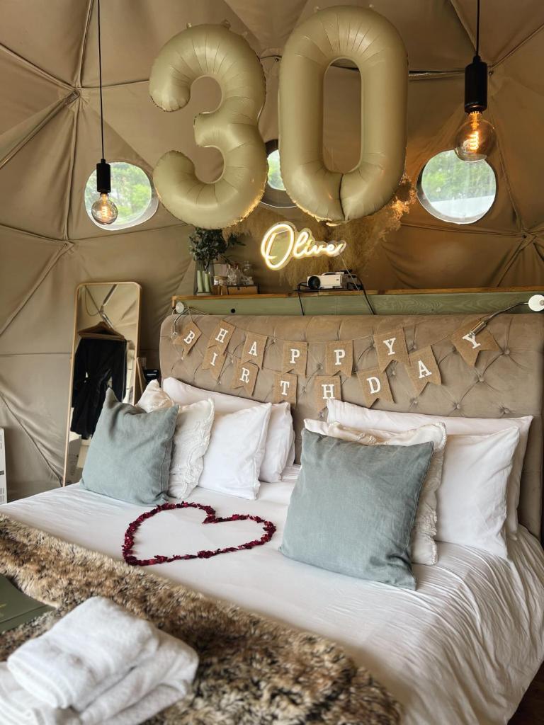 Beautiful Olive Pod Geo Dome House with Hot Tub