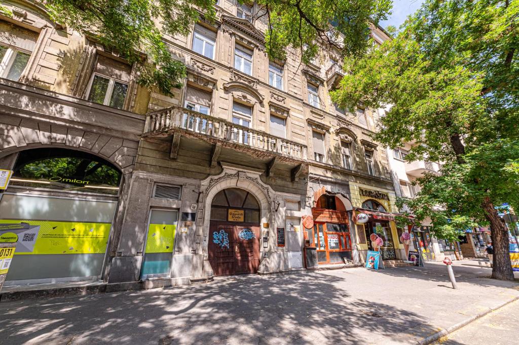 Westend Loft Chic 2BR w AC by Nyugati & M3 metro, Budapest