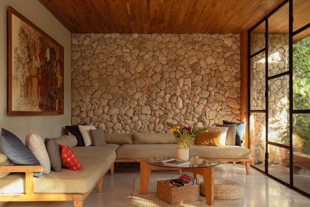 OLA HOUSE Uluwatu Bespoke 2 BR with Salt Water Pool 10 minutes to Best Beaches photo 2