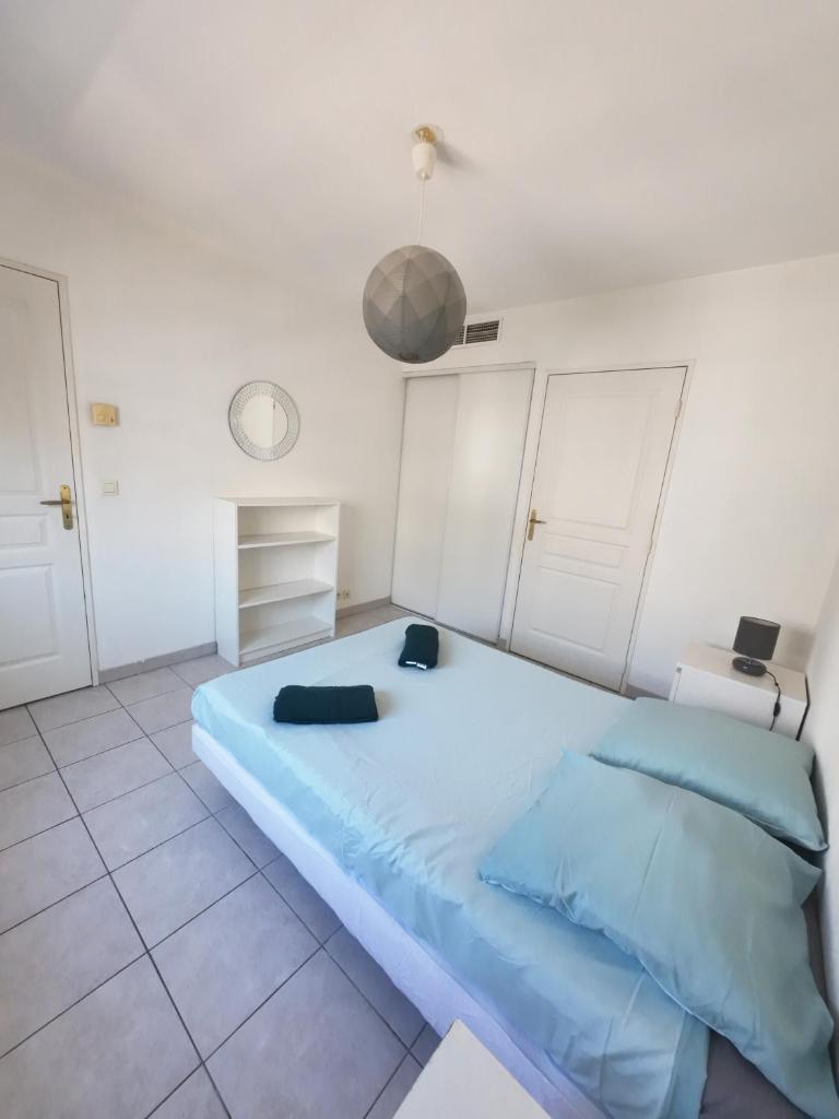 Plage de Juan Les Pins - Apartment with Air conditioner - Tap to explore photos