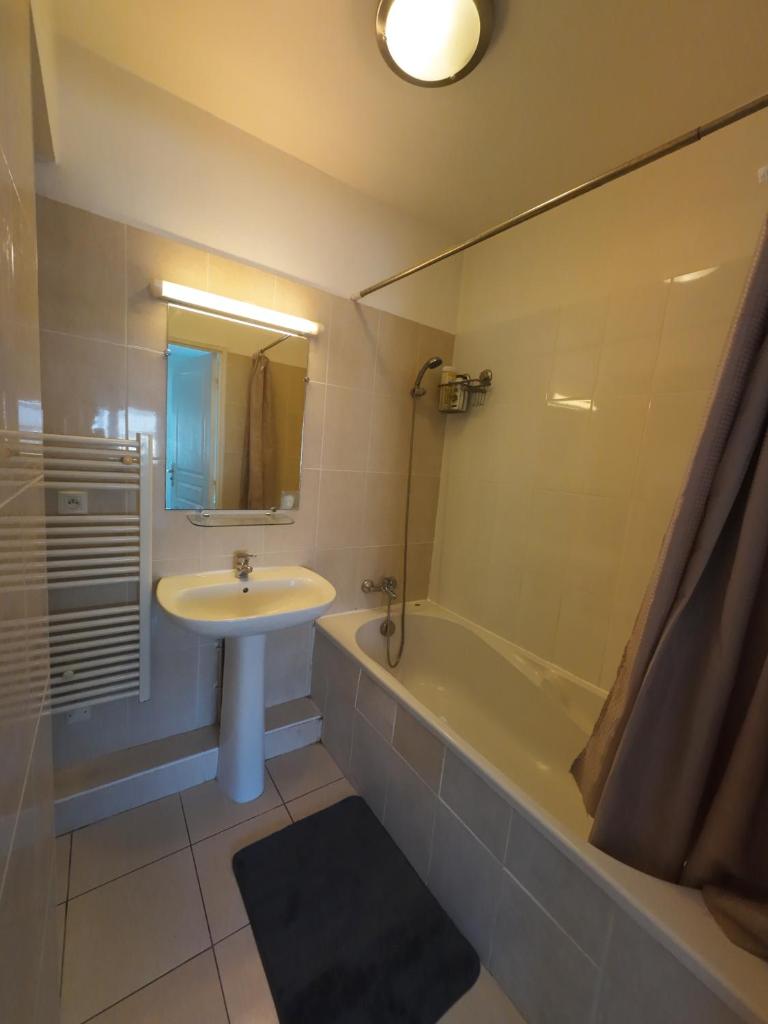 Plage de Juan Les Pins - Apartment with Air conditioner - Tap to explore photos