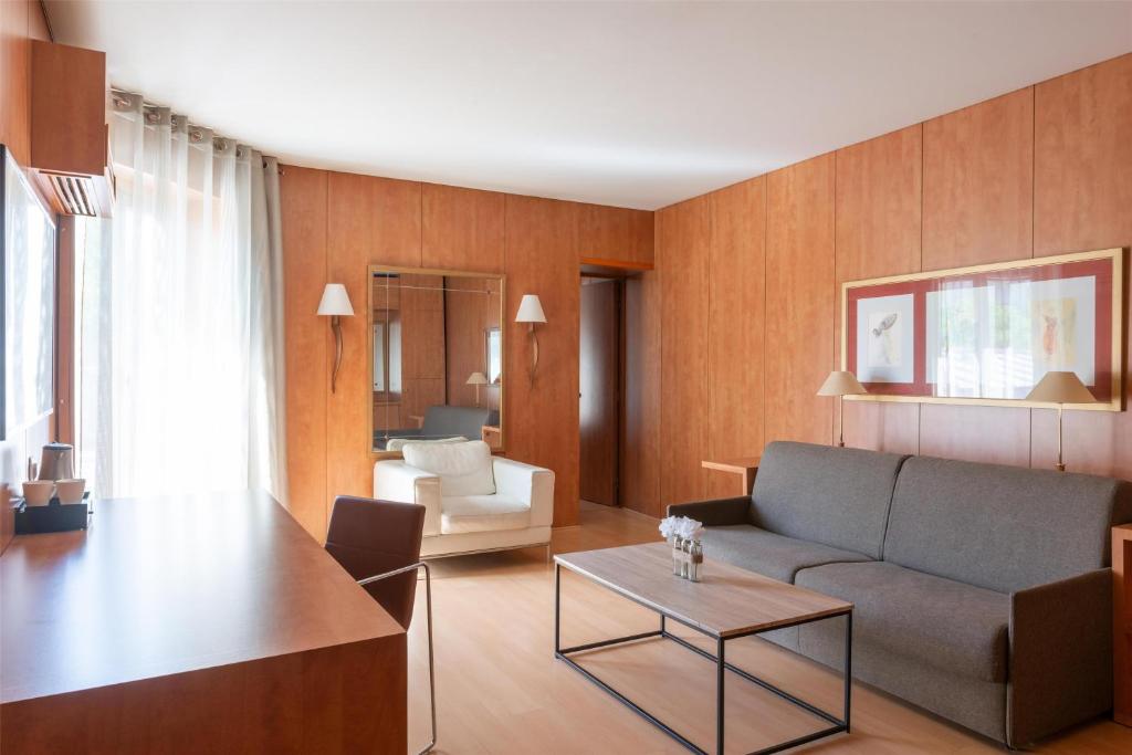 Best Western Ronceray Opera Room Type - Queen Suite