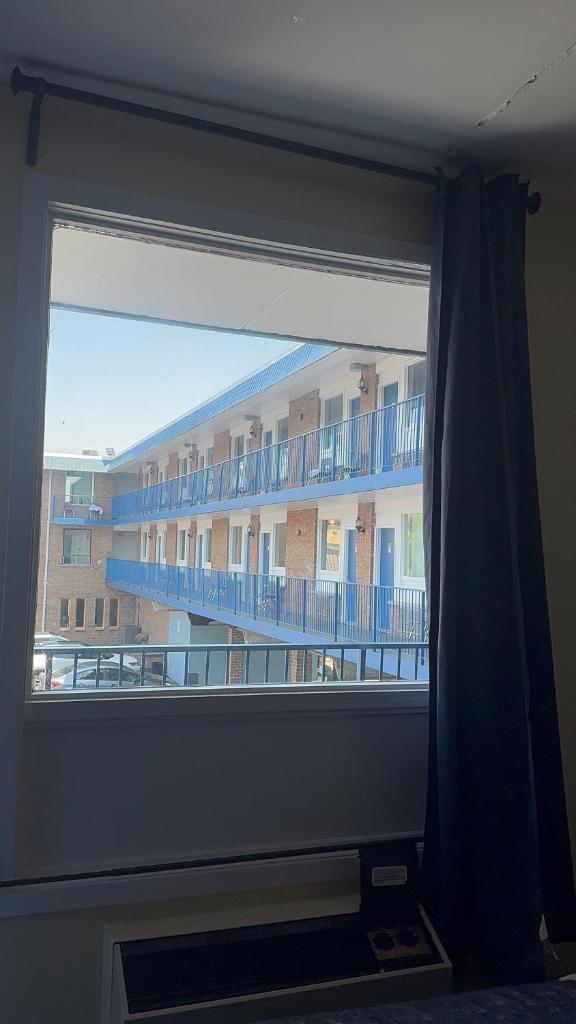 Empress Inn and Suites by The Falls - Tap to explore photos