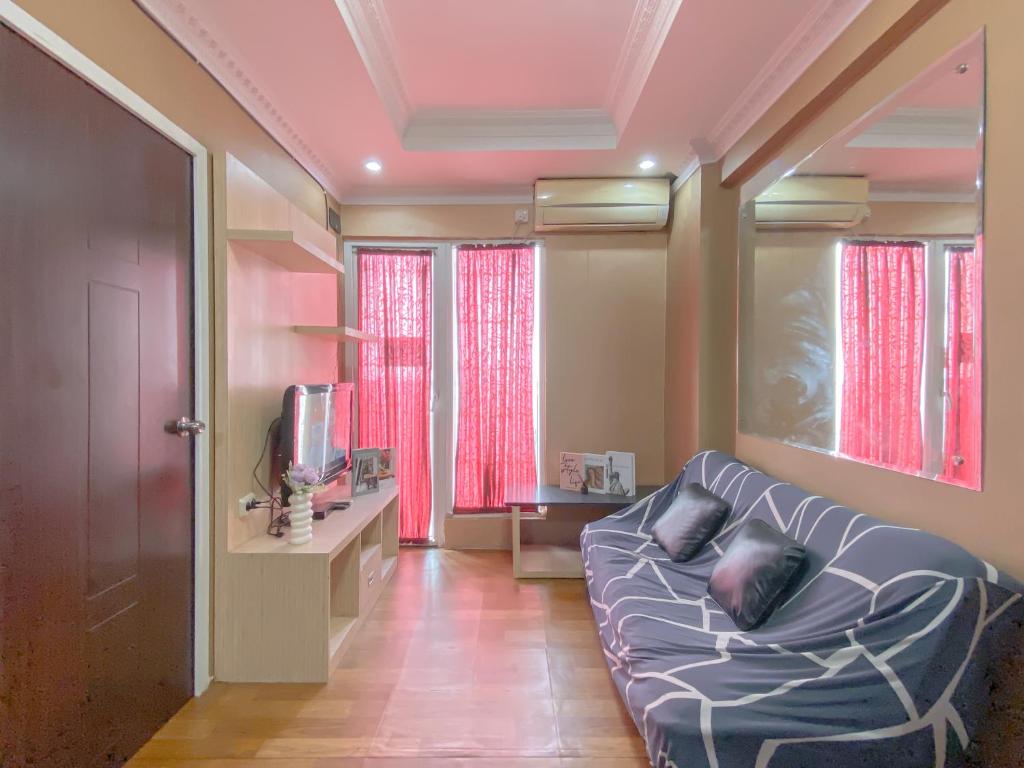 Relaxing 2BR with Pool View Mutiara Bekasi Apartment By Travelio photo 2