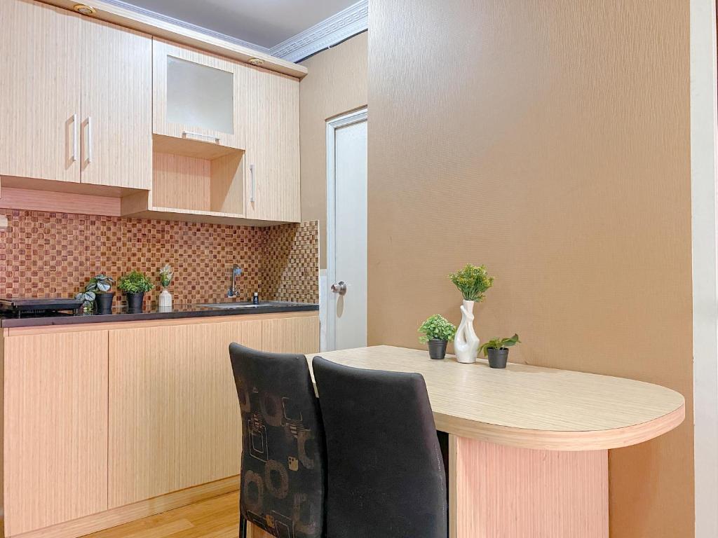Relaxing 2BR with Pool View Mutiara Bekasi Apartment By Travelio photo 4