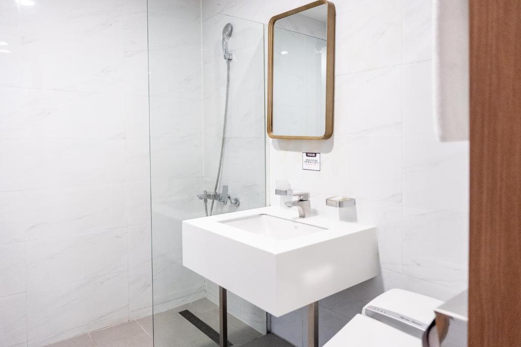 Silla Boutique Hotel Premium - Tap to explore photos
