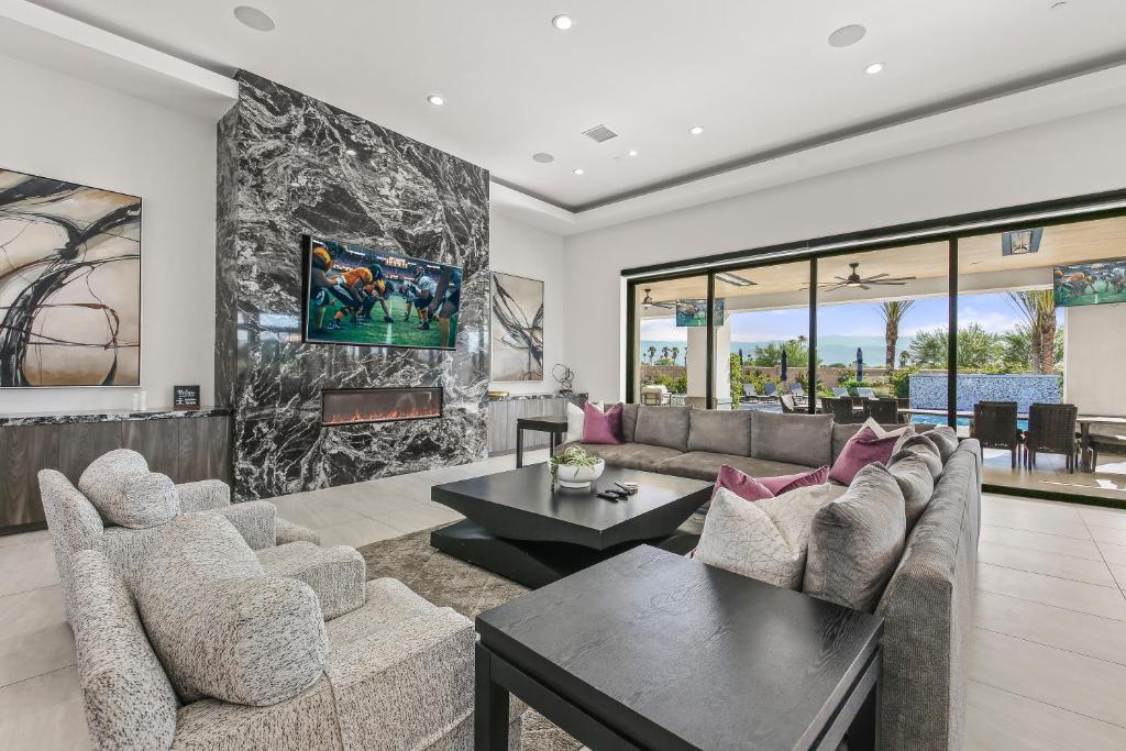 Palm Villa- Luxury 7 Bed, Pickleball, Volleyball, Golf - Tap to explore photos
