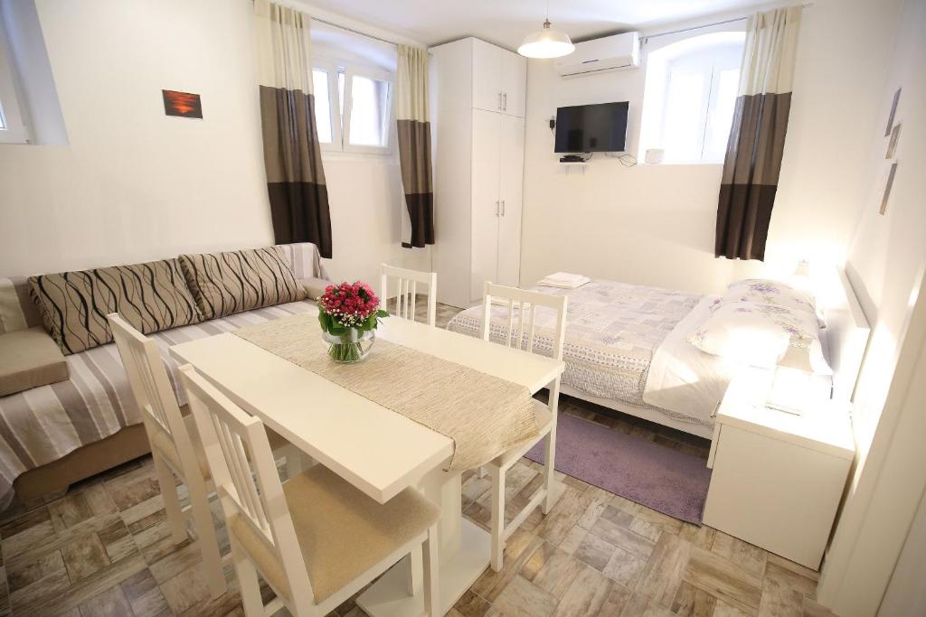 Studio Apartment Laura photo 1