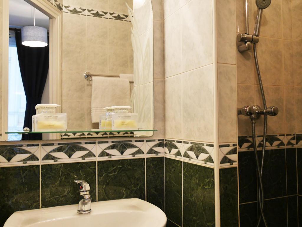 Одноместный (Одноместный номер с собственной ванной комнатой), Hôtel Avenir Jonquière