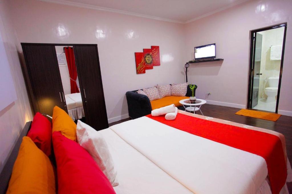 HalfWay House Hostel Mactan Cebu Airport Room Type - Deluxe Double Room with Shower
