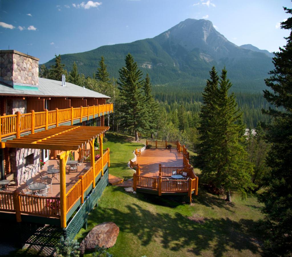Overlander Mountain Lodge photo 2